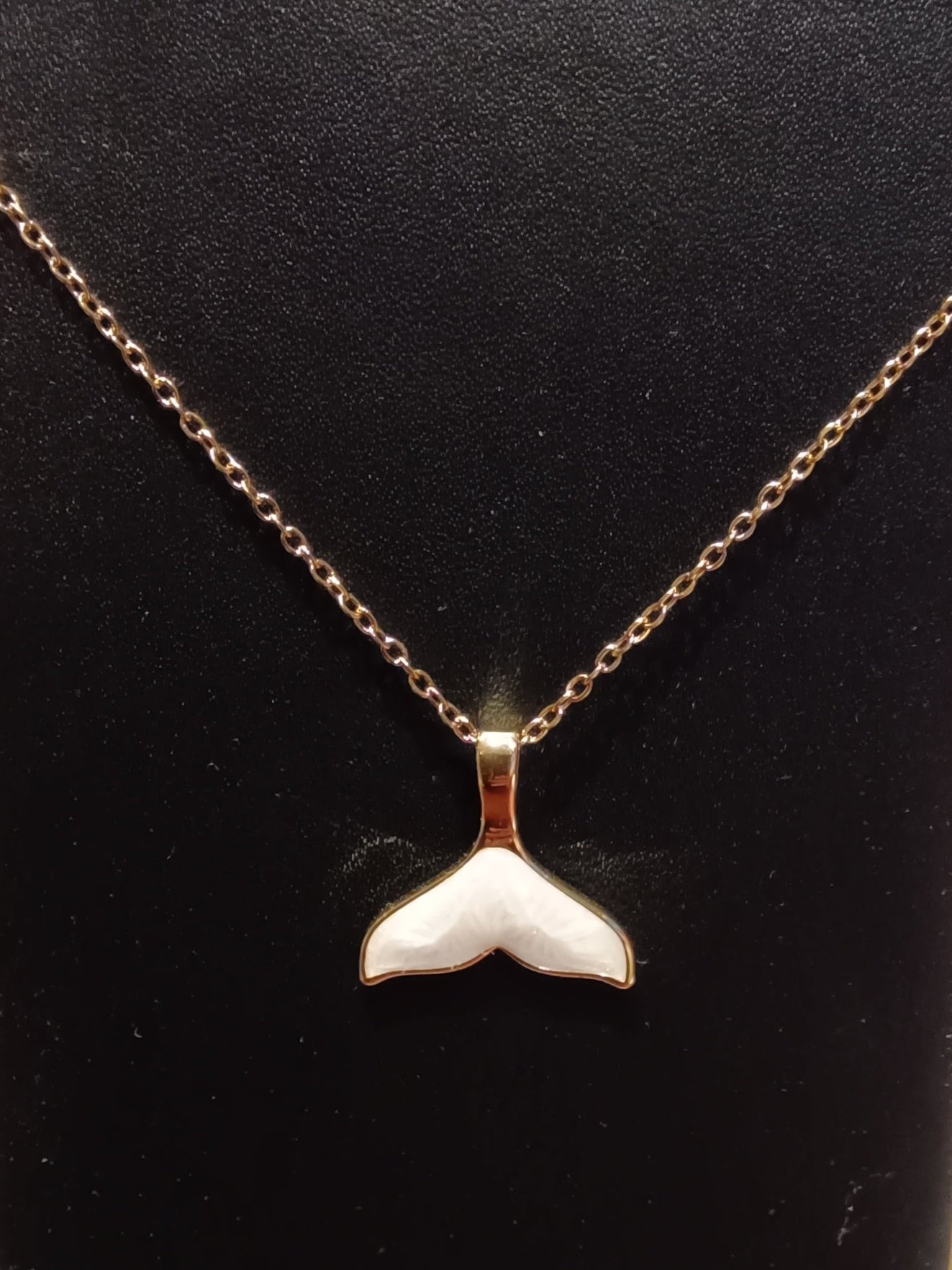 Edle Edelstahl Kette in Gold mit "Fischflosse"Anhänger