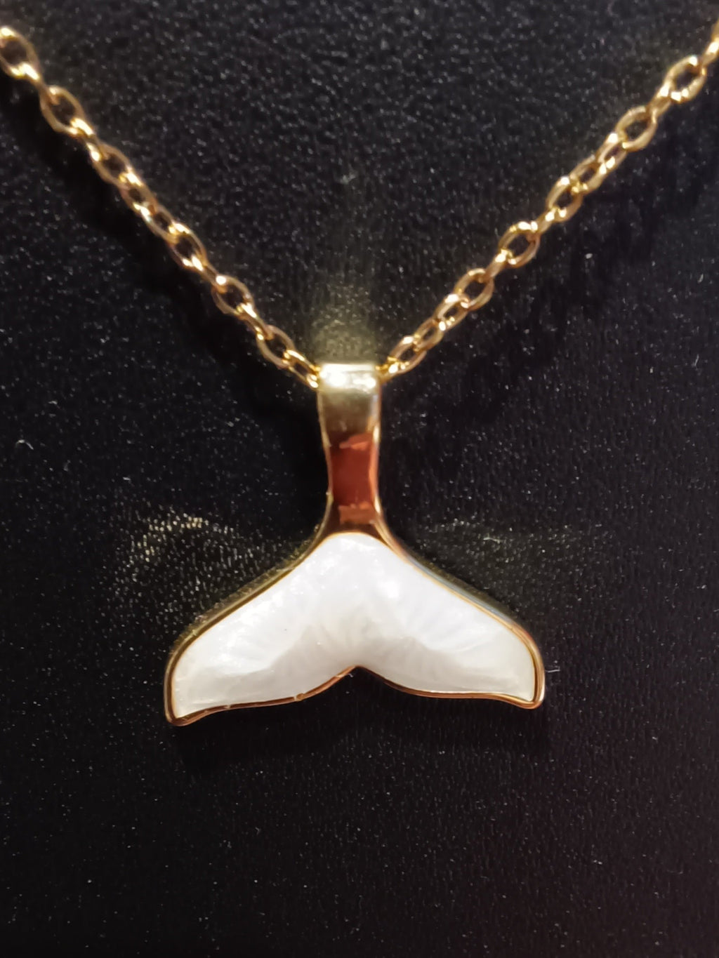 Edle Edelstahl Kette in Gold mit "Fischflosse"Anhänger