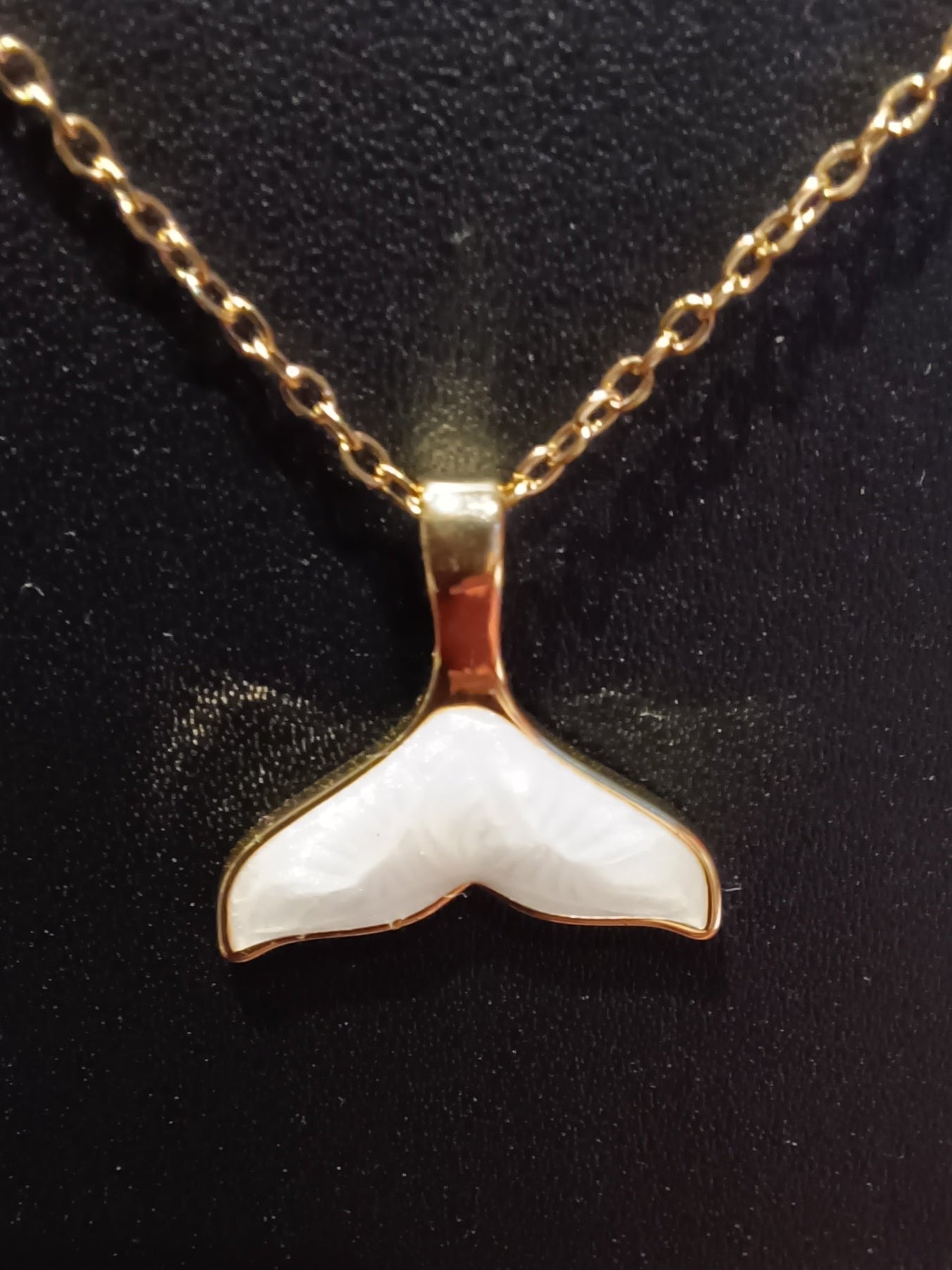 Edle Edelstahl Kette in Gold mit "Fischflosse"Anhänger