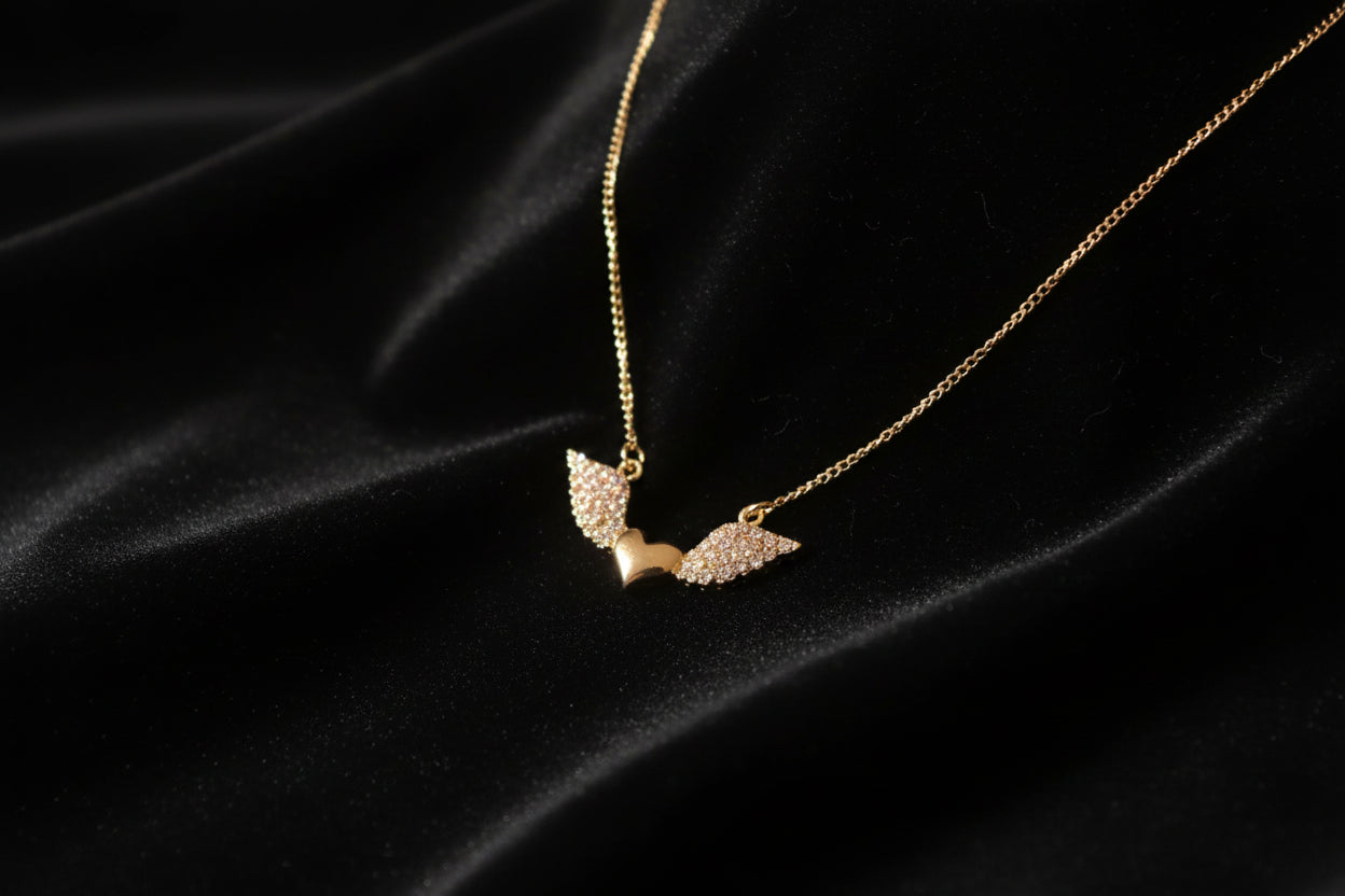 Halskette mit Herz und Engelsflügel