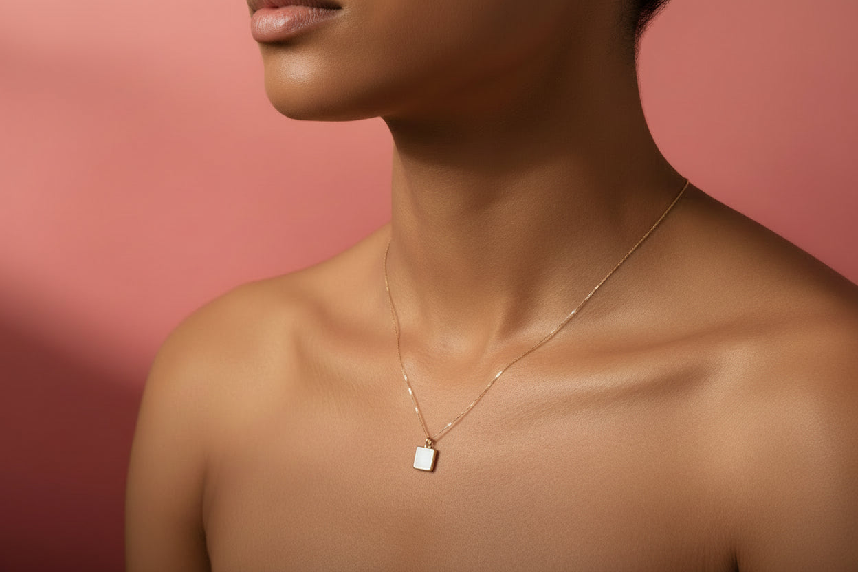 modische quadratischer weißer Anhänger mit Halskette