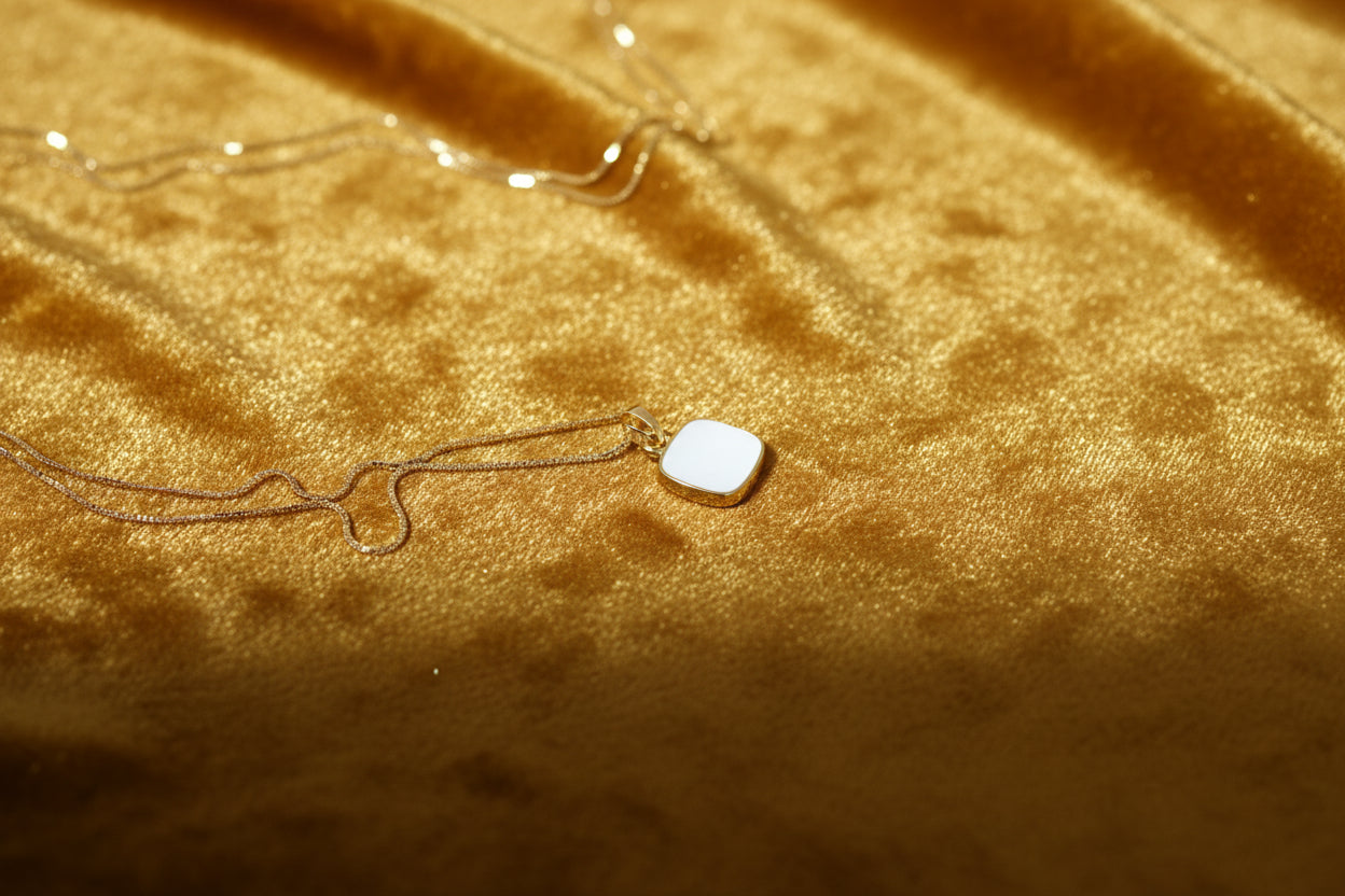 modische quadratischer weißer Anhänger mit Halskette